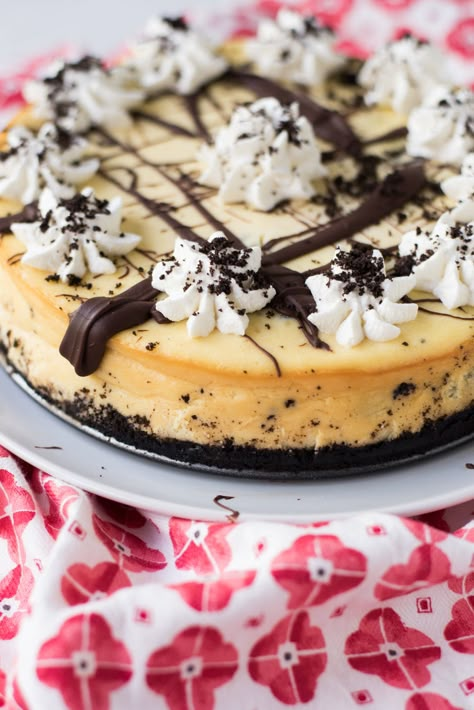 Copycat Cheesecake Factory Oreo Cheesecake is one of the easiest Cheesecake Factory restaurant recipes you can find. Everyone will love this delightful recipe! Cheesecake Factory Oreo Cheesecake, Cheesecake Factory Desserts, Copycat Desserts, Cheescake Factory, Copycat Cheesecake Factory, Factory Restaurant, Oreo Cheesecake Recipe, Cheesecake With Whipped Cream, Recipes Cheesecake