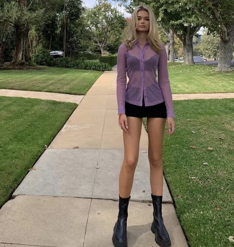 long sleeve purple mesh see through top with black mini skirt and black boots #black #shoes #outfits #fashion #face Miniskirt Outfits, Mode Inspo, Black Mini Skirt, Mode Vintage, Mode Inspiration, Looks Vintage, Fashion Killa, Look Cool, Look Fashion