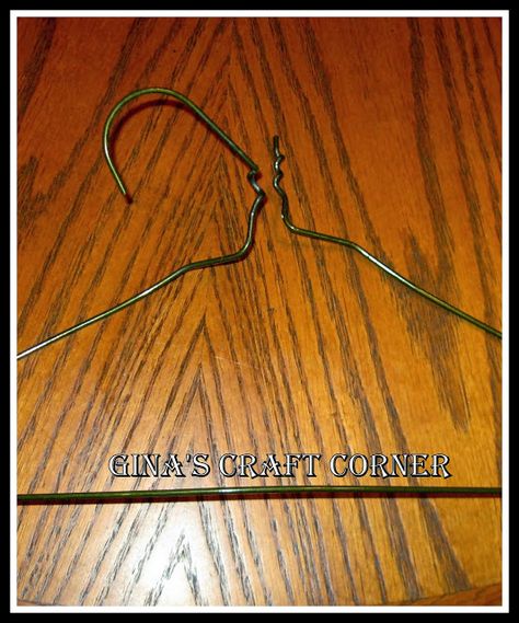 Ornament Wreath Hanger, Christmas Balls Wreath Diy, Christmas Ball Wreath, Ornament Wreath Diy, Wire Hanger Crafts, Hanger Christmas Tree, Wire Coat Hangers, Diy Christmas Ball, Metal Coat Hangers