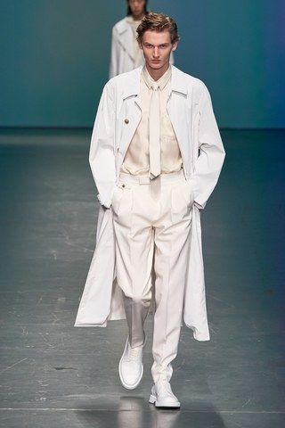 Boss Primavera Verano 2020 Pret-A-Porter - Pasarelas | Vogue España White Dress Shoes, Nct Johnny, Men Fashion Show, B Fashion, Mens Fashion Classy, Fashion For Men, Stylish Mens Outfits, 2020 Fashion, Men Model