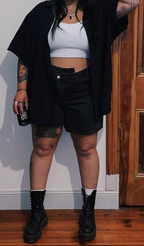 Black Shorts Outfit Summer Plus Size, The 1975 Concert Outfit Plus Size, Black Jean Shorts Outfit Plus Size, Grudge Aesthetics Style Plus Size, Plus Size Black Shorts Outfit, Boho Grunge Outfits Summer Plus Size, Plus Edgy Outfits, Summer Punk Outfits Plus Size, Mid Size Alternative Fashion Summer