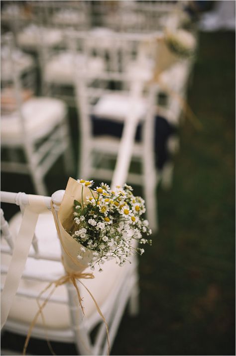 Daisy Wedding Flowers Centerpieces, Daisy Wedding Ceremony, Daisy Flower Wedding Decor, Daisy Wedding Hair, Daisy Wedding Arch, Daisy And Baby Breath Bouquet, May Decorations, Daisy Wedding Decor, Wildflowers Decor