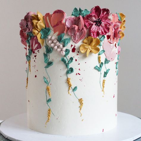 Wedding Cake Piping, Vine Cake, Cake Sizes And Servings, Floral Cake Design, Bolo Vintage, 90th Birthday Cakes, Cake Piping, Buttercream Flower Cake, Elegant Birthday Cakes