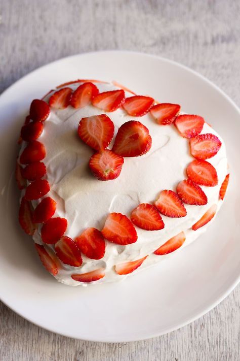 eggless strawberry cream cake Eggless Vanilla Cake Recipe, Coconut Barfi Recipe, Cake Recipe Eggless, Strawberry Cream Cake, Strawberries And Whipped Cream, Egg Free Cakes, Strawberry Cake Recipe, Base Cake, Eggless Cakes