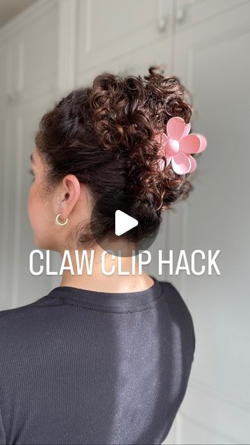 Curly Hair Updos With Claw Clips, Fancy Claw Clip Updo, Clawclip Hairstyle Short Curly Hair, Hair Claw Clip Hairstyles Curly, Hairclaw Hairstyles Curly Hair, Claw Clip For Short Curly Hair, Curly Hair In A Claw Clip, Claw Clip Hairstyles Short Curly Hair, Short Curly Hair Claw Clip