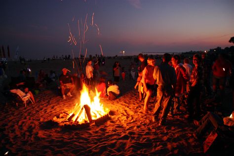 https://flic.kr/p/6VQzfD | Beach Bonfire | 2009 Kites Over Lake Michigan, Two Rivers, Wisconsin Lake House Party, Beach Bonfire Parties, Lake Party, Home Party Games, Bonfire Party, Beach Fire, Scene Aesthetic, Venice California, Beach Bbq