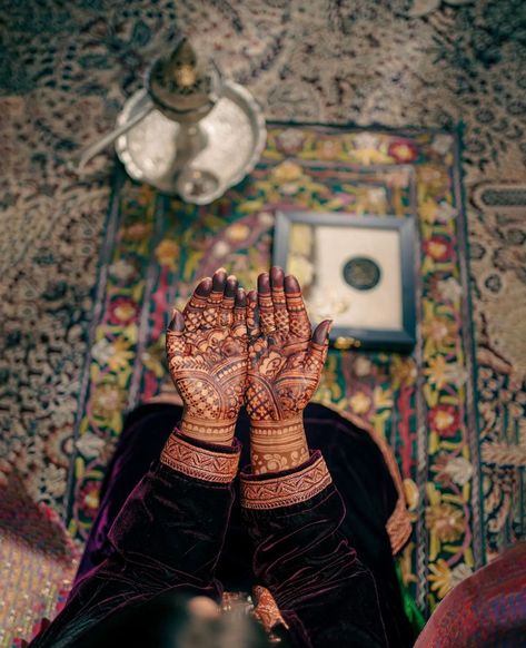 Kashmiri Wedding Snaps, Shadi Aesthetic, Kashmiri Culture, Creative Snaps, Sabyasachi Collection, Bridal Things, Eid Mehndi, Creative Snaps For Snapchat, Mehndi Outfit