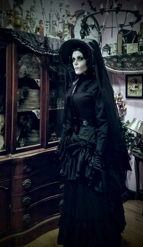 full outfit i made for Halloween 2016 the woman in black Ghost For Halloween, Flowing Gown, The Woman In Black, Victorian Halloween, Ghost Halloween Costume, Goth Subculture, Black Halloween Dress, Woman In Black, White Sheet