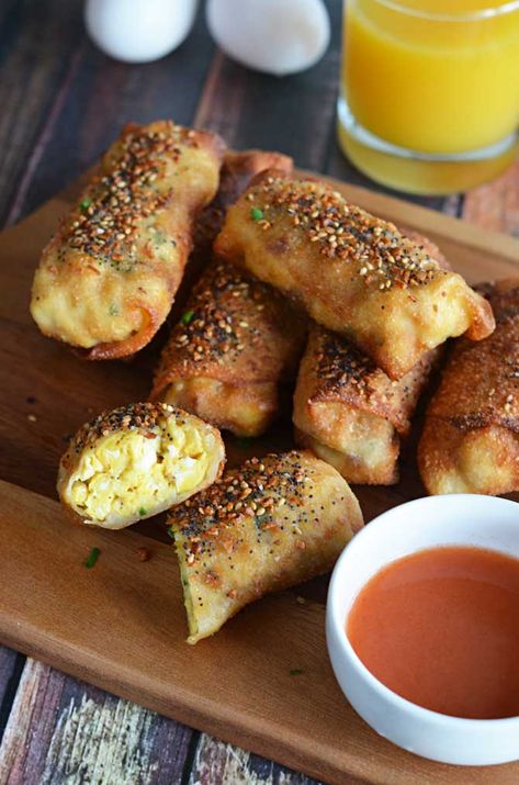 Bacon Egg & Cheese "Everything" Egg Rolls. My new favorite breakfast. My new favorite brunch. My new favorite appetizer. I can't get enough of them. Wonton Ideas, Wrapper Recipes, Asiago Chicken, Sleeve Recipes, Bacon Egg Cheese, Ww Meals, Eggs Recipes, Diet Dinner, Wonton Recipes