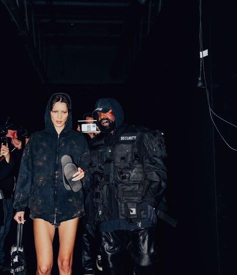 High End Homo on Twitter: "bella hadid and ye west backstage @ balenciaga ss23 https://t.co/RNoRutUAxu" / Twitter Balenciaga Top, Balenciaga Spring, Hadid Style, Model Aesthetic, Spring Summer 2023, Men Fashion Casual Outfits, Bella Hadid, Summer 2023, Fashion Killa