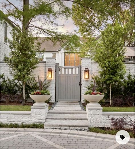 Modern Entrance Design, Gates Modern, White Bedroom Design Ideas, Paint Ideas Home, Classic Fence, Garden Gates And Fencing, Backyard Goals, Yard Gate, Bedroom Paint Ideas