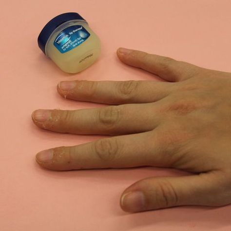 Vaseline Uses, Fingernails Painted, Nail Polish Hacks, Art Hacks, Fingernail Polish, Manicure Tips, Cracked Skin, Get Nails, Nail Polish Designs