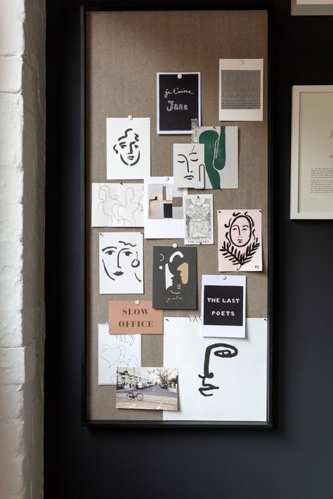 Pin Up Board Ideas, Pinboard Ideas Aesthetic, Dark Gallery Wall, Pinboard Ideas, Minimalist Office Desk, Pin Board Ideas, Black Feature Wall, Pins Board, Minimalist Home Office