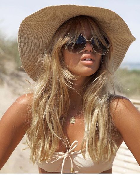 Beach Hat Hair, Matilda Djerf Beach, Girls With Bangs, Surfer Girls, 70s Hair, Hat Hair, Matilda Djerf, Outfits With Hats, Surfer Girl