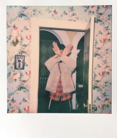 Teddy Perkins' polaroid pic of Darius (Lakeith Stanfield) in Atlanta episode Darius Atlanta, Teddy Perkins, Atlanta Fx, Lakeith Stanfield, Paper Boy, Tv Land, Pop Culture References, Watch It, Close To My Heart