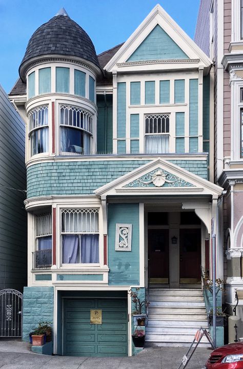 Use this San Francisco city guide to plan your San Francisco trip #sanfrancisco #sf #usa #travel Victorian Style House, Victorian Style Homes, San Francisco Houses, San Francisco Restaurants, Old Mansions, Unusual Homes, Old Farm Houses, Victorian Architecture, Victorian Houses