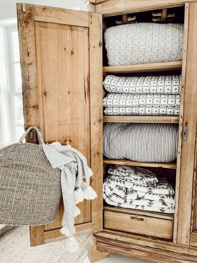 Where To Store Blankets In Living Room, Farmhouse Blanket Storage, Living Room Blanket Storage Ideas, Blanket Display Ideas, Living Room Blanket Storage, Blanket Storage Living Room, Blanket Storage Ideas, Diy Home Updates, Living Room Blanket