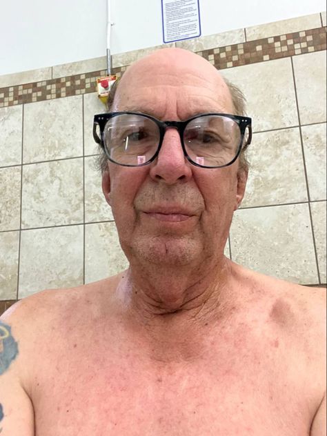 Old Man Photoshoot, Old Man Selfie, Old Man Meme, Old White Man, Jennifer Aniston Videos, Old Man Pictures, People With Glasses, Man Pictures, Old Man Portrait