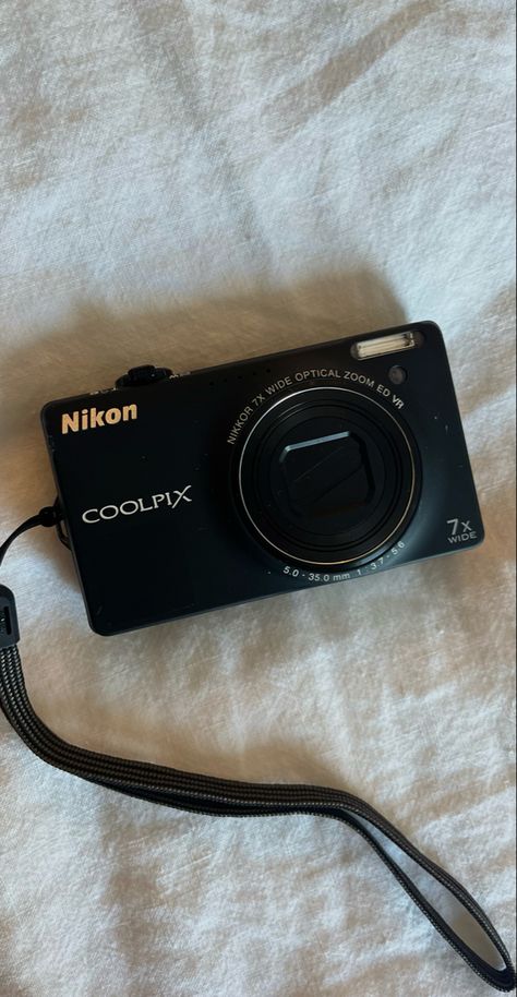 #camera #digitalcamera #pictures #aesthetic #vintage #nikon #canon #nikoncoolpix Camera Aesthetic Nikon, Random Items Photography, Nikon Coolpix Photos, Nikon Coolpix Aesthetic, Nikon Camera Aesthetic, Nikon Coolpix S6900, Nikon Aesthetic, Pictures Aesthetic Vintage, Vintage Camera Aesthetic