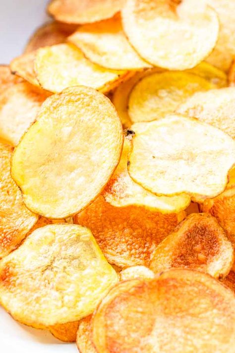 How To Make Crispy Oven Potato Chips - All Day In The Oven How To Make Potato Chips In The Oven, Diy Potato Chips In Oven, Potato Chips In Oven, Potato Chips Baked, Homade Potato Chips, Oven Potato Chips, Baked Chips Recipe, Oven Baked Potato Chips, Crispy Potatoes In Oven