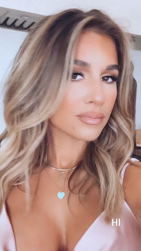 Jessie James Decker Hair Balayage, Jessie James Decker Hair Blonde, Jesse James Decker Short Hair, Jesse James Decker Hair Short, Jessie James Decker Short Hair, 2023 Fall Hair Color Trends, Jessie James Decker Hair Short, 2024 Summer Hair, Jessie James Decker Makeup