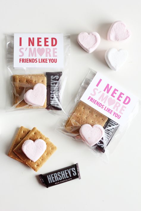 Sweet Little Peanut | "I Need S'more Friends Like You!" Darling homemade kids Valentine idea with Free download printable to make your own! Valentines Diy Kids, Pinterest Valentines, Roses Valentine, Valentines Bricolage, Valentinstag Party, Class Valentines, Valentine Gifts For Kids, Astuces Diy, Homemade Valentines