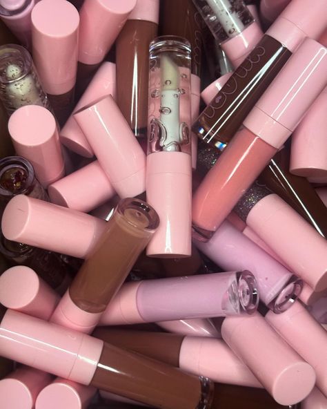 a little lip gloss never hurt anybody..💞 comment what you see 👀 Lip Gloss Wallpaper, Lip Gloss Business Ideas, Cosmetics Ideas, Business Vibes, Lipgloss Swatches, Bus Ideas, Lash Business, Pretty Lashes, Business Photoshoot