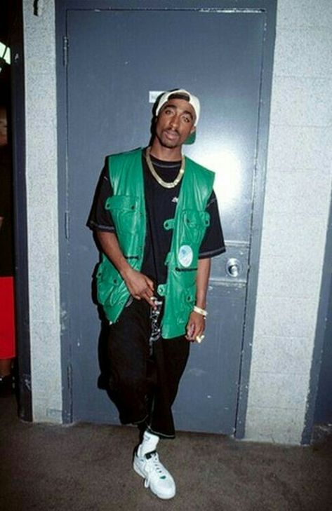 2000s Celebrity Fashion, Tupac Outfits, Quotes Tupac, Hip Hop Look, Lyrics Rap, Look Hip Hop, Tupac Photos, Arsenio Hall, Cultura Hip Hop