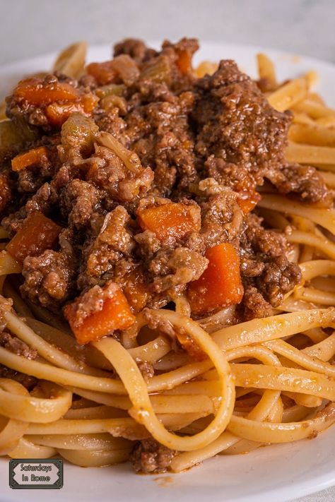 Ground Turkey Bolognese Sauce, Turkey Bolognese Sauce Healthy, Traditional Italian Bolognese Sauce, Simple Meat Sauce, Authentic Spaghetti Bolognese, Italian Bolognese Sauce, Bolognese Sauce With Cinnamon, Italian Lentil Soup Recipe, Italian Bolognese