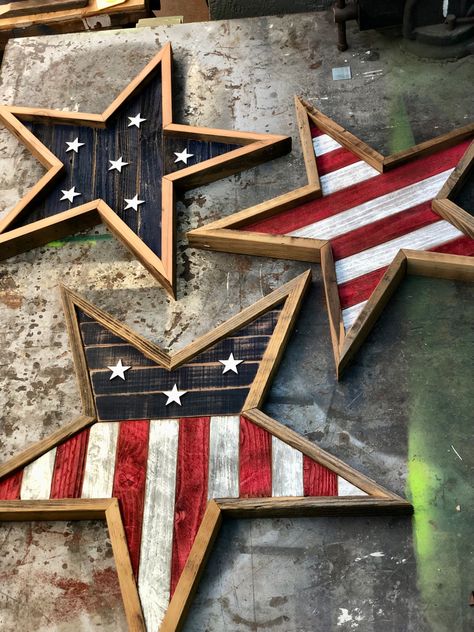 4th Of July Wood Crafts Diy Projects, Flag Wood Projects, American Flag Wood Projects, 4th Of July Wood Crafts, Wood American Flag Diy, American Flag Diy, Wood Flags, Flag Ideas, Cabin Crafts