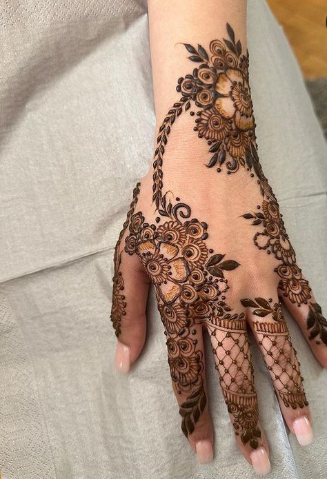 Modern Mehndi Designs Unique Back, Mehndi Designs New, Eid Mehndi, Front Mehndi Design, Finger Henna Designs, Tato Henna, Eid Mehndi Designs, Henna Tattoo Designs Hand, Latest Henna Designs