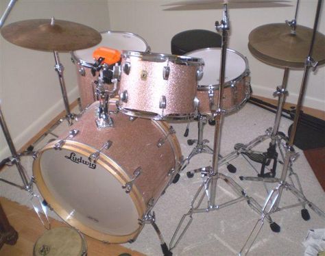 Ludwig Pink Champagne Sparkle! Pink Drummer Aesthetic, Pink Drum Set Aesthetic, Pink Drums Aesthetic, Pink Drum Set, Pink Drums, Drums Wallpaper, Drum Beats, Ludwig Drums, Small Room Ideas