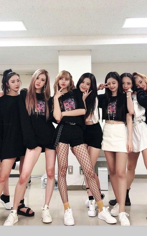 Pink Punk Yg, Antonella Roccuzzo, Blackpink Outfits, Friend Poses Photography, Girls Rules, Tiktok Style, Ji Soo, Kpop Fashion Outfits, Blackpink Photos