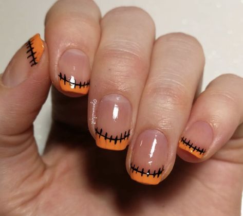 Easy Nail Designs For Halloween, Super Short Nails Halloween, Nail Inspo For Halloween, Short Nail Designs For Halloween, Solid Halloween Nails, Halloween Nail Inspo Simple, Nude Halloween Nails Acrylic, Halloween Nails Gel Short, Halloween Nail Tips