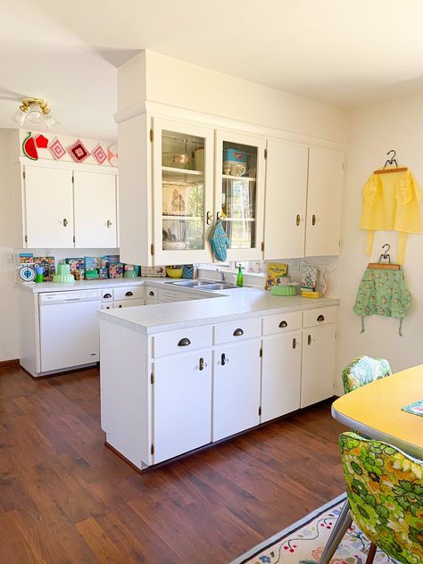 It’s time to reveal my vintage kitchen tour! I have an old home built in the 1960s and the kitchen hadn’t been changed at all since then. It was quite dark so I painted the wood cabinets white. It was very budget friendly and a cheap way to make over the whole kitchen. I’m excited to show you the be 1960s Kitchen Wallpaper, Outdated Kitchen Cabinets, Painted White Cabinets, Kitchen Restoration, Antique White Kitchen Cabinets, Antique Kitchen Cabinets, Outdated Kitchen, Wallpaper Creative, 1960s Kitchen