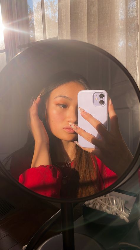 Mirror Selfie Asian, Makeup Look Asian, Glowy Dewy Makeup, Iphone Mirror Selfie, Bronze Makeup Look, Iphone Selfie, Purple Mirror, Bronze Makeup, Mirror Selfie Poses