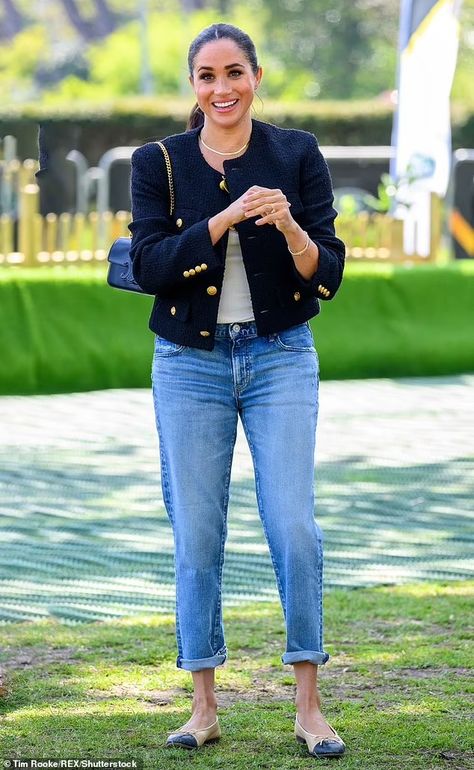 Meghan Markle is the queen... of jeans: Whether it is cropped, ripped or boyfriend style, the Duchess of Sussex's denim choices are 'perfect' for her 'off-duty look', expert says after her latest outing | Daily Mail Online Estilo Meghan Markle, Meghan Markle Outfits, Kimberly Williams, Black Tweed Jacket, Open Collar Shirt, Meghan Markle Style, Husband Shirts, Mother Jeans, Boyfriend Style