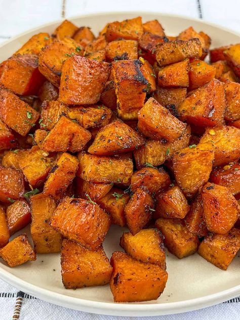 Roasted Spicy Sweet Potatoes Spicy Sweet Potatoes, Roasted Side Dishes, Sweet Potato Recipes Roasted, Oven Roasted Sweet Potatoes, Sweet Potato Sides, Glazed Sweet Potatoes, Meat Food, Sweet Potato Wedges, Spicy Honey