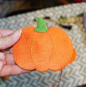 The Sassy Pack Rat: Free Felt Jack 'O Lantern Pumpkin Ornament Pattern Felt Jack O Lantern, Fall Felt Crafts, Halloween Felt Crafts, Pumpkin Patterns Free, Pack Rat, Pumpkin Ornaments, Felt Ornaments Patterns, Pumpkin Ornament, Felt Pumpkins