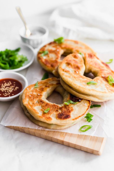 A simple and delicious recipe for the unique, donut-style version of Chinese Green Onion Pancakes, like the ones found commonly in Edmonton. Green Onion Cakes, Onion Cake, Green Onion Pancake, Green Pancakes, Onion Pancake, Beef Roll, Pancakes From Scratch, Chinese Green, Sweet Chili Sauce