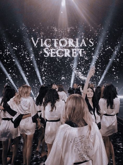 Victoria Secret Poster, فيكتوريا سيكريت, Vs Models Aesthetic, Profumo Victoria Secret, Victoria's Secret Aesthetic, Secret Aesthetic, Victoria Secret Wallpaper, Victoria Secret Show, Victoria Secret Angel