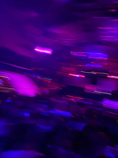 Dark Blurry Pfp, Purple Blurry Wallpaper, Purple Lighting Aesthetic, Purple Blurry Aesthetic, Y2k Blurry Pics, Blurry Lights Aesthetic, Blurry Party Aesthetic, Electric Purple Aesthetic, Neon Purple Lights