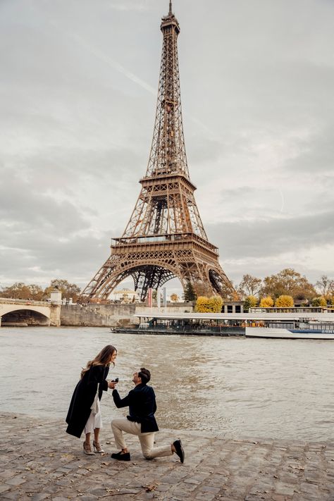 Paris proposal at Port Debilly with Eiffel Tower London Proposal Ideas, Paris Proposal Ideas, Proposal In Europe, Propose In Paris, Proposal Ideas Europe, Proposal Ideas Paris, France Proposal, Eiffel Tower Proposal, Eiffel Tower Engagement