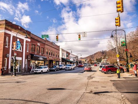 Boone Nc, Cheap Things To Do, Mountain Lodge, Mountain Town, Ski Trip, Student Life, Weekend Getaway, Weekend Getaways, Us Travel