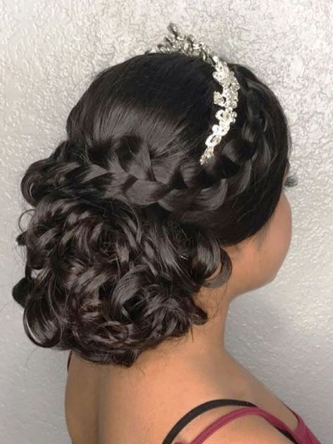 Quinceanera hairstyles bun #hairstylist #haircut #hairstyle Sweet 15 Hairstyles, Sweet 16 Hairstyles, Quinceanera Hairstyles, Quince Hairstyles, Penteado Cabelo Curto, Curly Bob Hairstyles, Formal Hairstyles, Elegant Hairstyles, Prom Hair