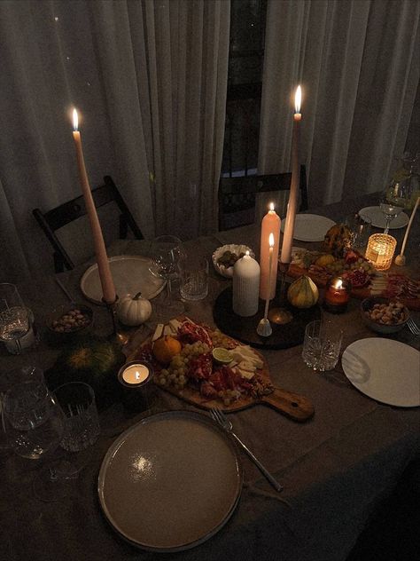 Fall Dinner Table Aesthetic, Dinner Table Setting Aesthetic, Table For Two Setting, Shabbat Dinner Aesthetic, Autumn Dinner Party Aesthetic, Dark Dinner Table Aesthetic, Autumn Dinner Party Menu Ideas, Autumn Dinner Party Table Settings, Fall Dinner Decor