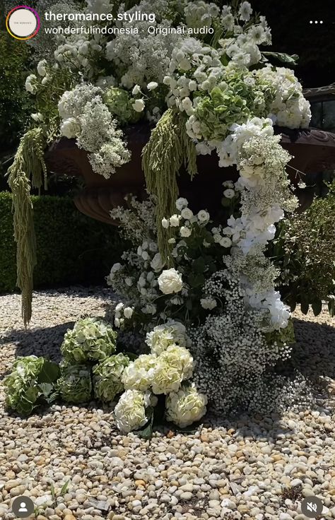 Outdoor Garden Ceremony, White Flower Proposal, Winter Chuppah, Italian Aesthetic Wedding, Italian Wedding Florals, Unique Wedding Florals, Bungalow Wedding, Green Hydrangea Wedding, Hydrangea Wedding Flowers