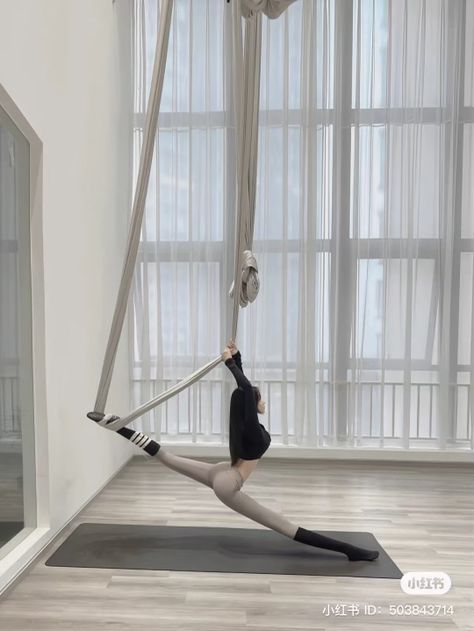 Chopstick Legs Outfit, Flying Yoga, Air Yoga, Yoga Aesthetic, Pilates Body, Ballet Inspiration, Aerial Silks, Foto Tips, Aerial Yoga