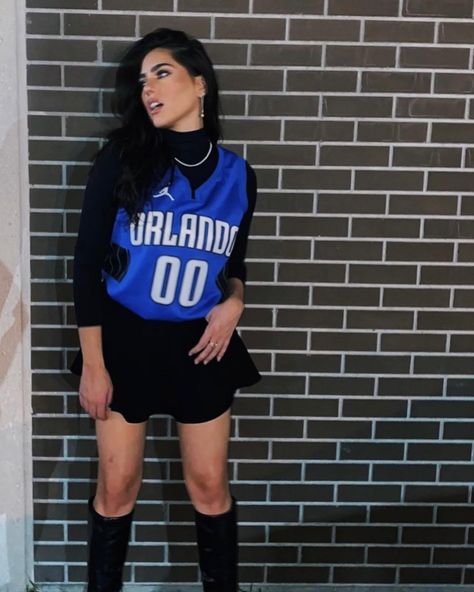 Basket Ball Jersey Outfit Girl, How To Wear Basketball Jersey Women, 90s Basketball Jersey Outfit, Basketball Game Outfit Women Jersey, Oversized Basketball Jersey Outfit Women, Basketball Jersey Outfit Women Fashion, Nba Jersey Outfit Woman, Courtside Outfit Basketball, Basketball Outfit For Women