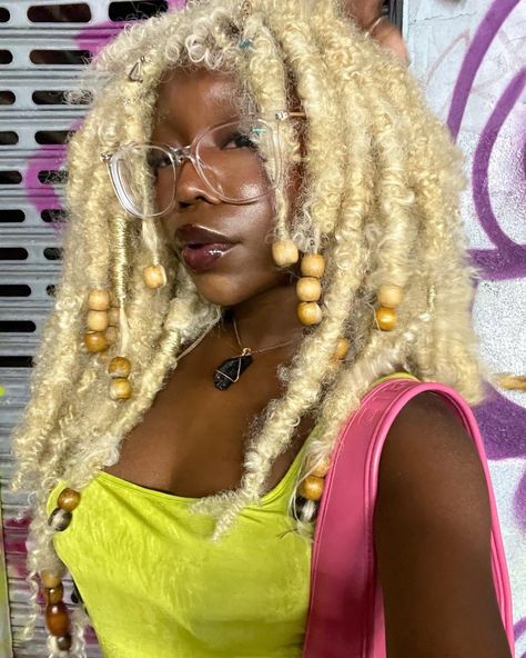 Short Butterfly Locs Blonde And Black, Blonde And Black Locs Black Women, Dyed Locs Blonde And Black, Fairy Locs With Bangs, Black Alt Hairstyles, Blond Locs, Afro Hair Wigs, Locs With Bangs, Blonde Alt Hairstyles